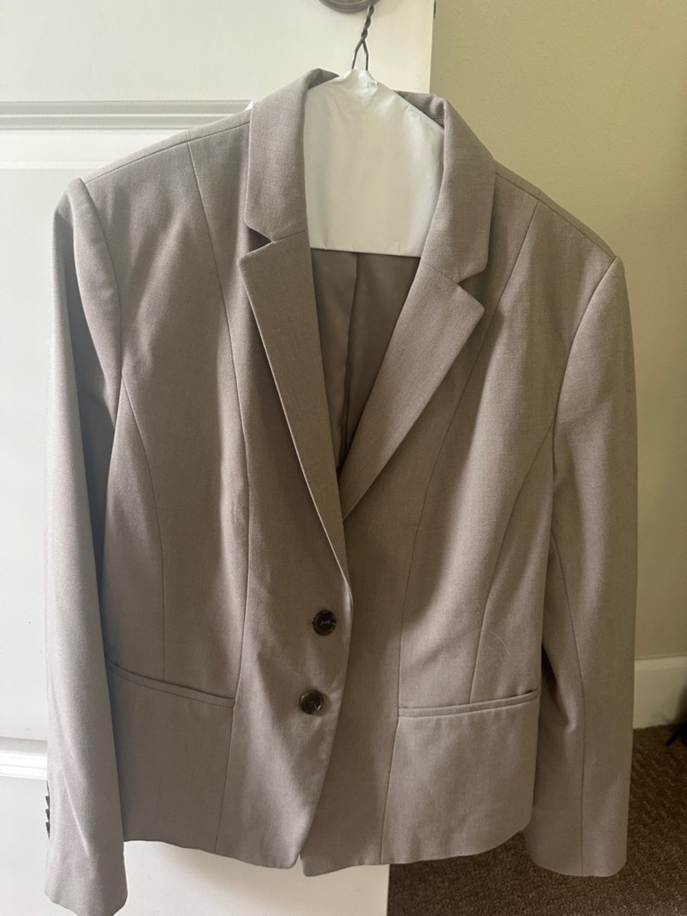 Ann Taylor Women’s 2 Piece Tan Suit -excellent condition